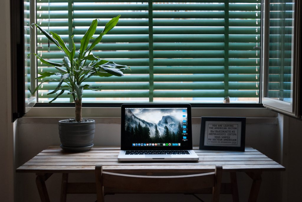 Photo by Antonio Borriello: https://www.pexels.com/photo/photo-of-macbook-air-on-a-table-next-to-house-plant-and-picture-frame-1297611/

Kesimpulan