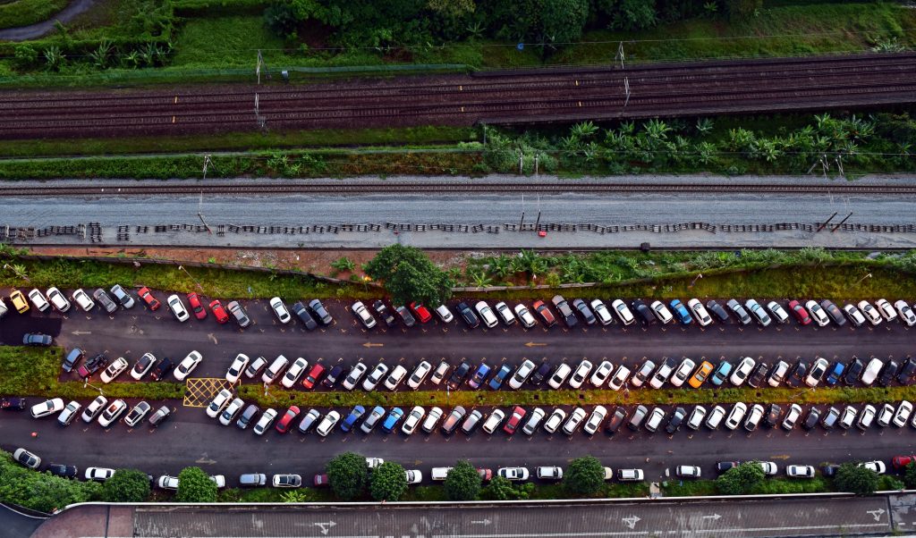 Photo by Arijit Das: https://www.pexels.com/photo/aerial-photography-of-cars-parked-on-the-road-9304213/

Kendali Parkir yang Lebih Efektif