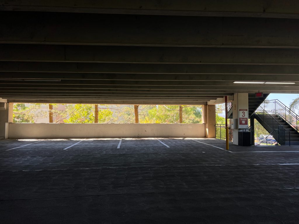 Photo by David Brown: https://www.pexels.com/photo/empty-level-of-multistory-parking-garage-17883762/

Apa Itu Konsep Smart Parking?