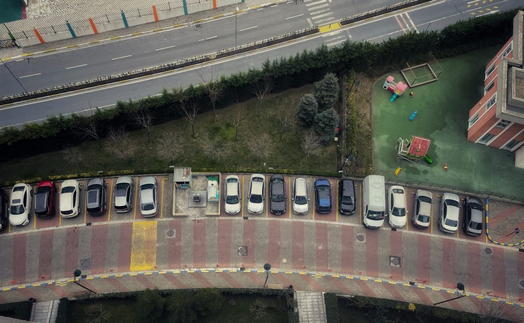 Photo by d.n.c films: https://www.pexels.com/photo/aerial-photography-of-cars-parked-at-the-parking-lot-11382843/

Transformasi Aksesibilitas Tempat Parkir