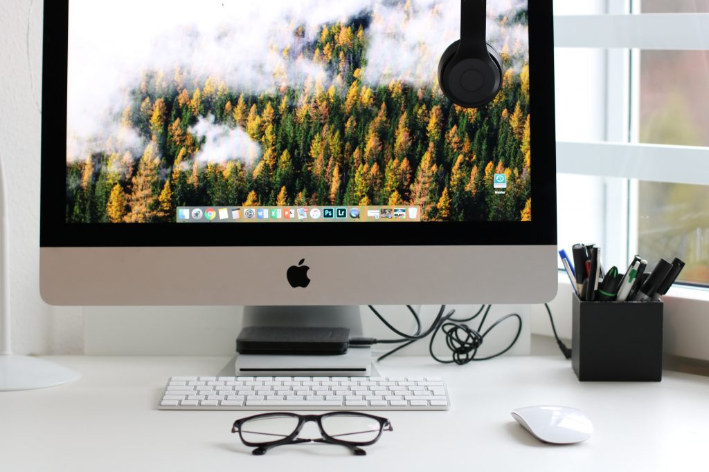 Photo by Dzenina Lukac: https://www.pexels.com/photo/turned-on-silver-imac-with-might-mouse-and-keyboard-930530/

Manfaat Kecerdasan Buatan dalam Smart Office