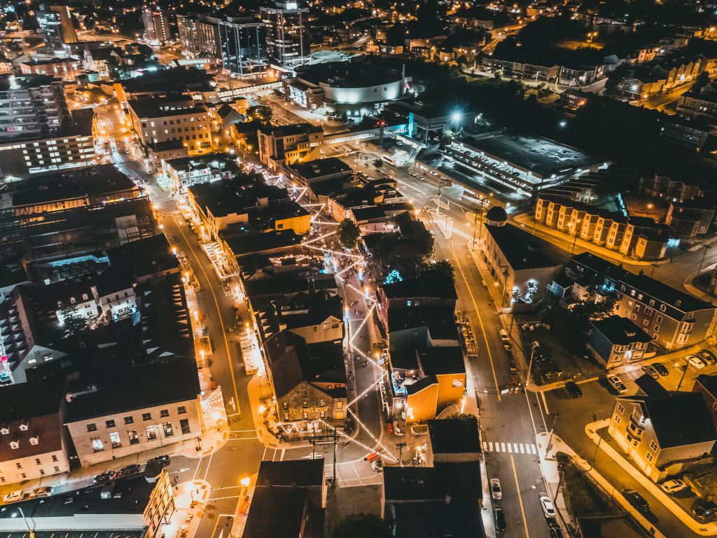 Photo by Erik Mclean: https://www.pexels.com/photo/aerial-view-of-city-buildings-between-asphalt-roads-8897357/

Peran IoT dalam Mewujudkan Kota Berkelanjutan