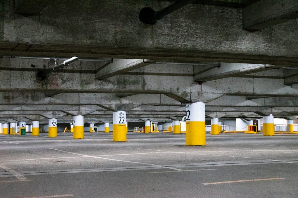 Photo by Francis Desjardins: https://www.pexels.com/photo/empty-concrete-parking-lot-3095713/

Implementasi Teknologi Smart Parking di Berbagai Kota