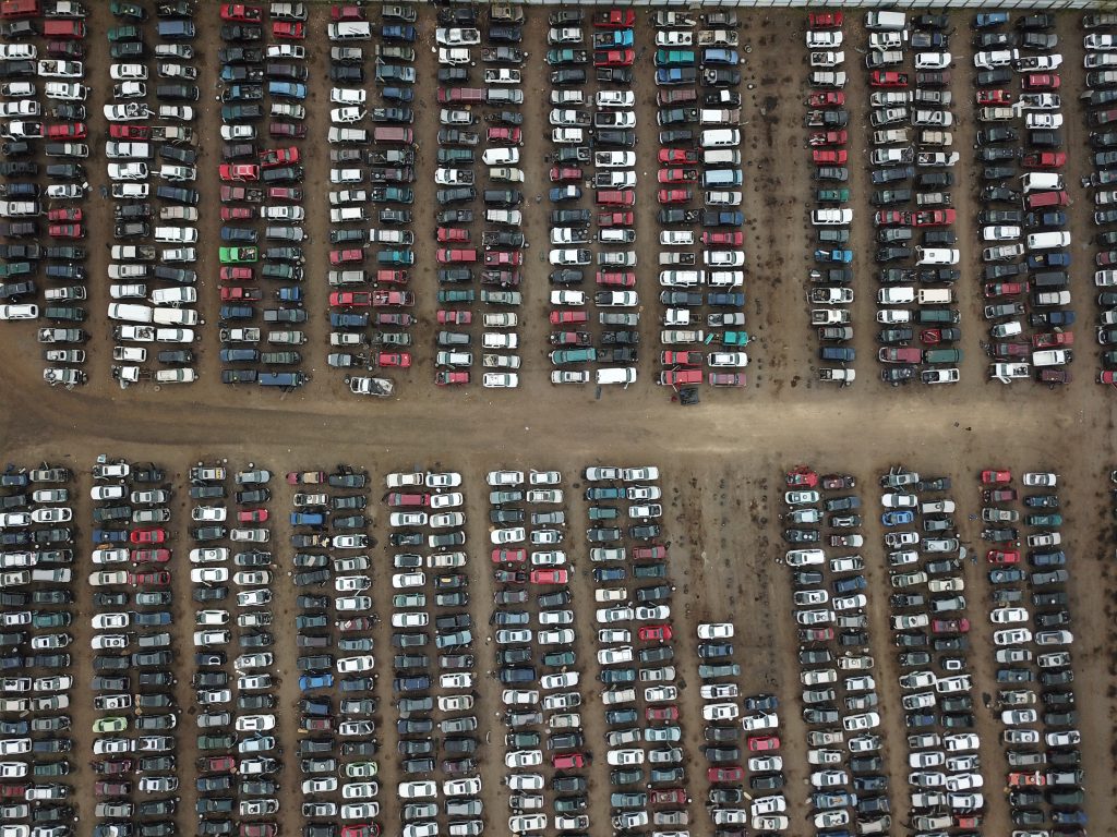 Photo by Giant Asparagus: https://www.pexels.com/photo/aerial-view-of-cars-on-a-parking-lot-9599923/

Kesimpulan