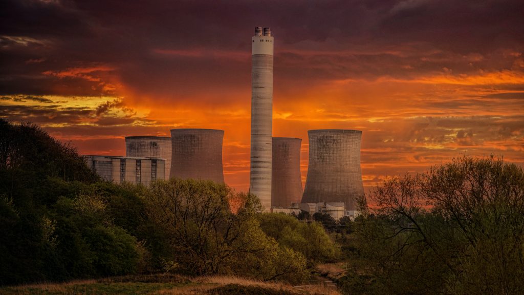 Photo by Johannes Plenio: https://www.pexels.com/photo/white-nuclear-plant-silo-under-orange-sky-at-sunset-2309992/

Revolusi Digital dalam Dunia Manufaktur