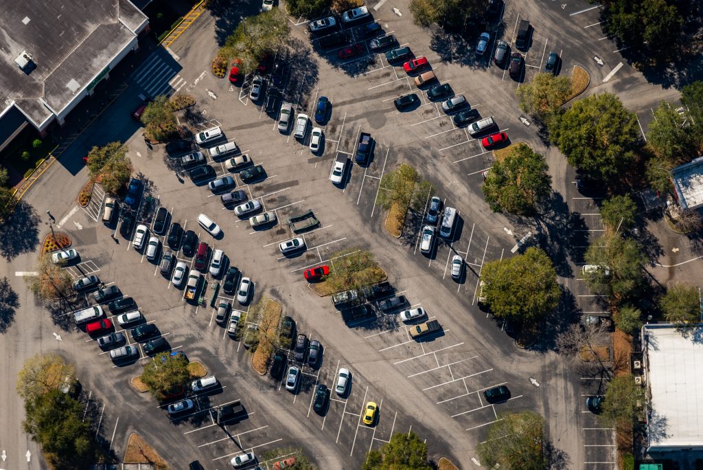 Photo by Joshua Santos: https://www.pexels.com/photo/drone-shot-of-a-parking-lot-11502892/

Menjawab Tantangan Aksesibilitas