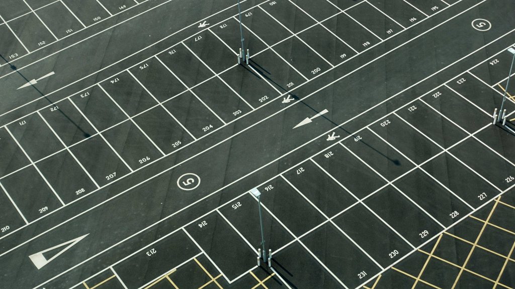 Photo by K HOWARD from Pexels: https://www.pexels.com/photo/aerial-view-of-parking-area-2220292/

Manfaat Smart Parking