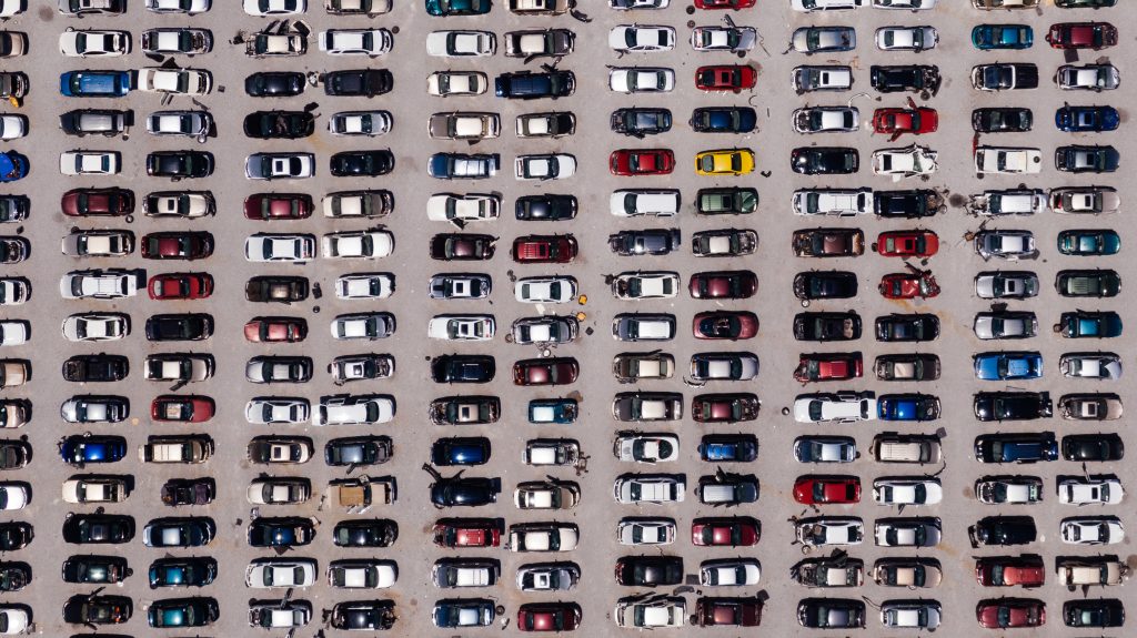 Photo by Kelly    : https://www.pexels.com/photo/aerial-view-of-parking-lot-2402235/

Pendahuluan