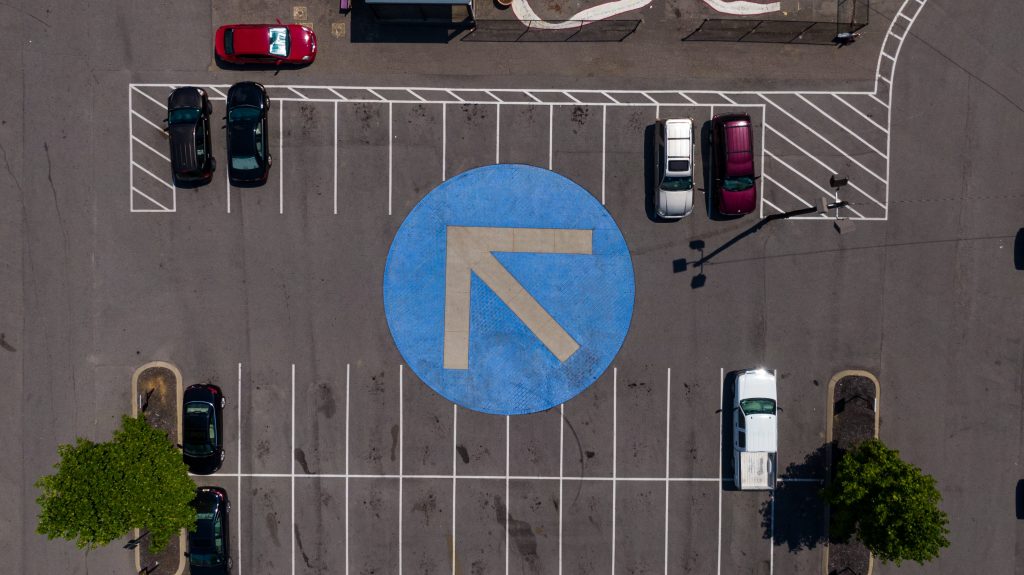 Photo by Kelly    : https://www.pexels.com/photo/cars-parked-on-parking-area-2833714/

Smart Parking: Masa Depan Mobilitas Berkelanjutan