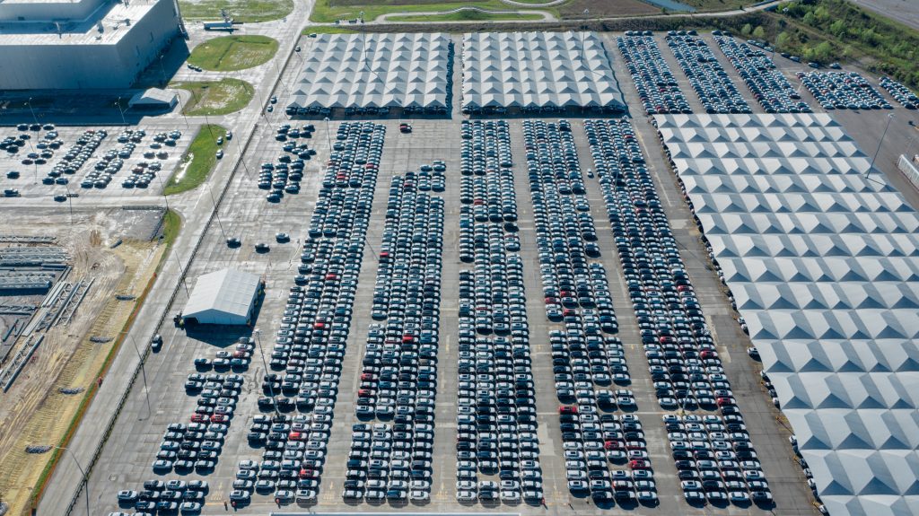 Photo by Kelly    : https://www.pexels.com/photo/aerial-photography-of-cars-parked-on-automobile-storage-facility-4204152/

Kesimpulan