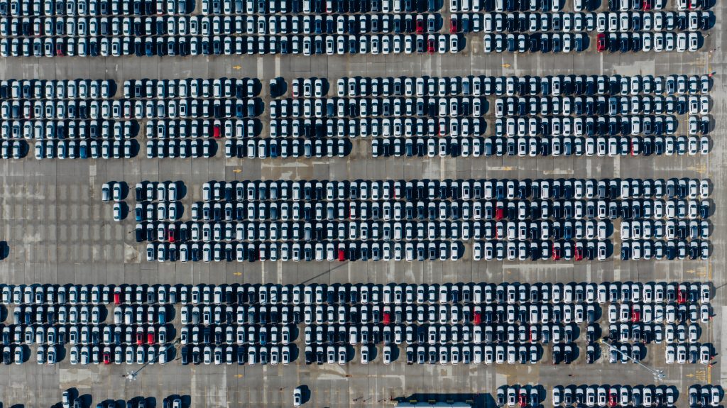 Photo by Kelly    : https://www.pexels.com/photo/top-view-photo-of-cars-parked-on-automobile-storage-facility-4204153/

Mengapa Smart Parking Diperlukan?