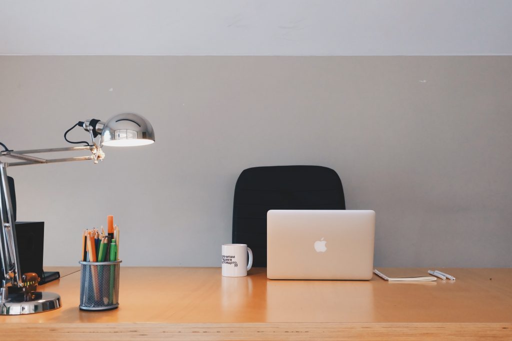 Photo by Pixabay: https://www.pexels.com/photo/silver-apple-macbook-on-brown-wooden-table-265072/

Transformasi Ruang Kerja Tradisional menjadi Smart Office Modern