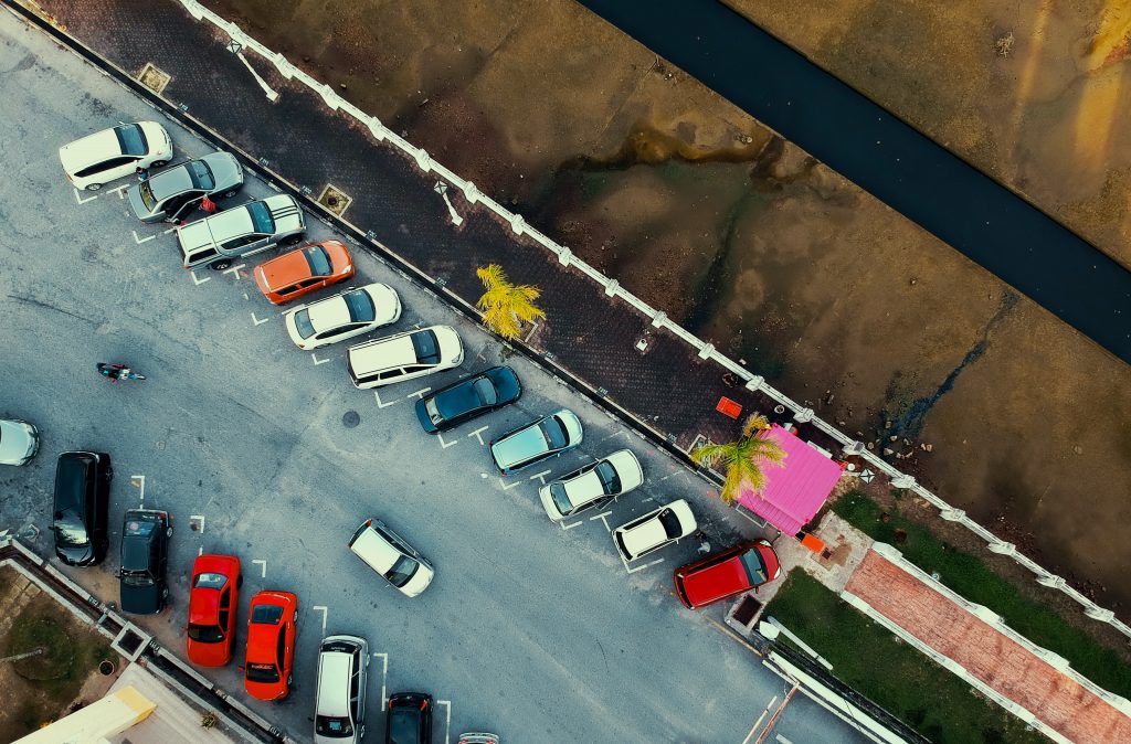 Photo by Pok Rie from Pexels: https://www.pexels.com/photo/bird-s-eye-view-of-parked-cars-1004409/

Apa itu Teknologi Smart Parking?