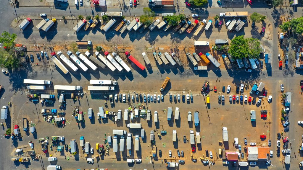 Photo by sergio  souza: https://www.pexels.com/photo/top-view-photo-of-parking-lot-2805321/

Parkir Perkotaan: Integrasi Teknologi untuk Transformasi