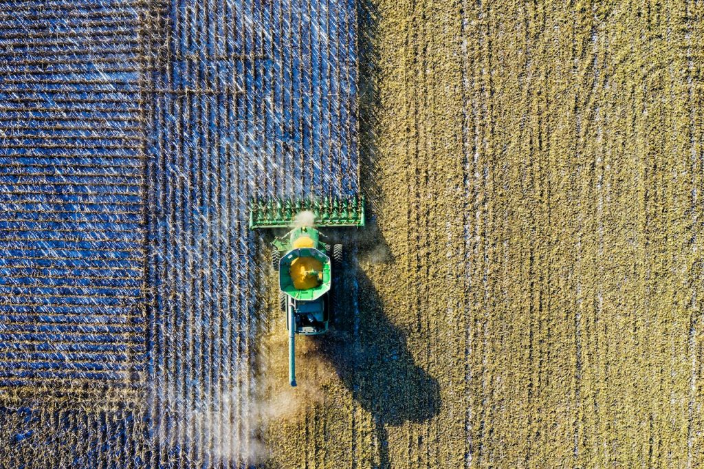 Photo by Tom Fisk: https://www.pexels.com/photo/aerial-shot-of-green-milling-tractor-1595108/

Smart Hydrofarming: Revolusi Pertanian Berkelanjutan
