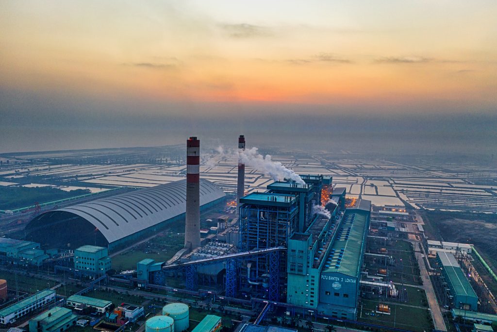 Photo by Tom Fisk: https://www.pexels.com/photo/aerial-shot-of-an-industrial-factory-5462674/

Transformasi Menuju Smart Industri