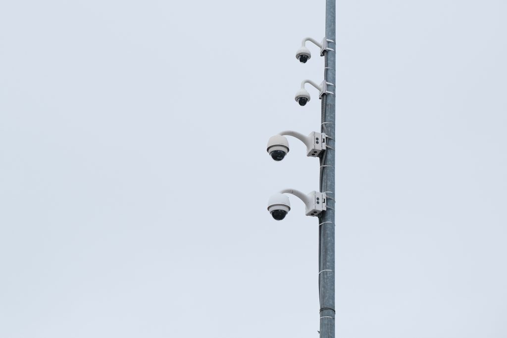 Photo by Tomas Ryant from Pexels: https://www.pexels.com/photo/security-cameras-on-metal-pole-under-white-sky-7046773/

Pentingnya Sistem Early Warning System (EWS)