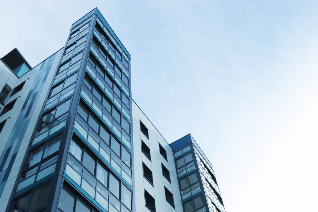 Photo by Expect Best: https://www.pexels.com/photo/low-angle-view-of-office-building-against-sky-323705/

Implementasi Sensor Suhu