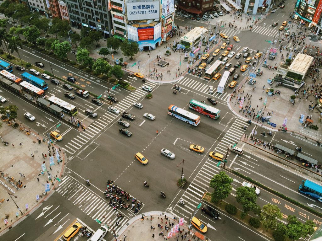 Photo by Joey Lu: https://www.pexels.com/photo/aerial-photography-of-cars-on-road-intersection-186537/

Sensor Lalu Lintas: Melibatkan Kendaraan yang Terhubung
