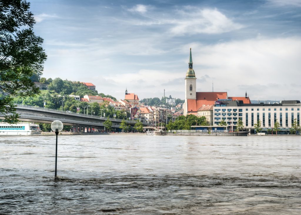Photo by Karol Czinege: https://www.pexels.com/photo/high-water-level-on-the-danube-river-in-bratislava-slovakia-7892063/

Bagaimana Sensor Kamera Bekerja dalam Pemantauan Banjir