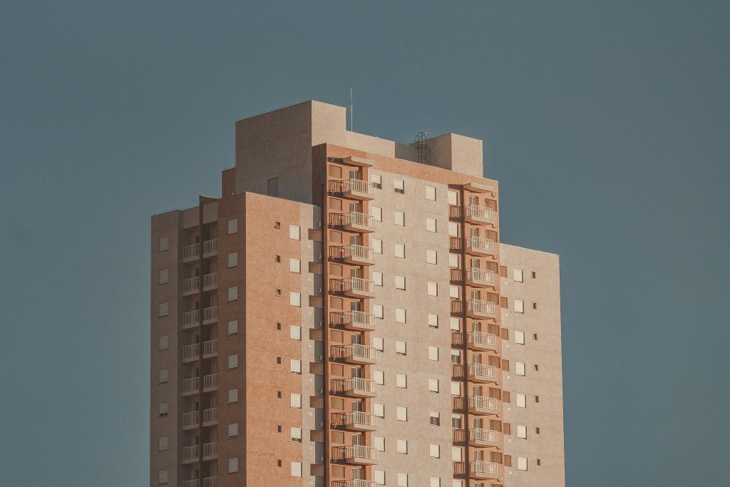 Photo by Lucas Pezeta: https://www.pexels.com/photo/brown-and-beige-high-rise-building-1996163/

Peningkatan Keamanan