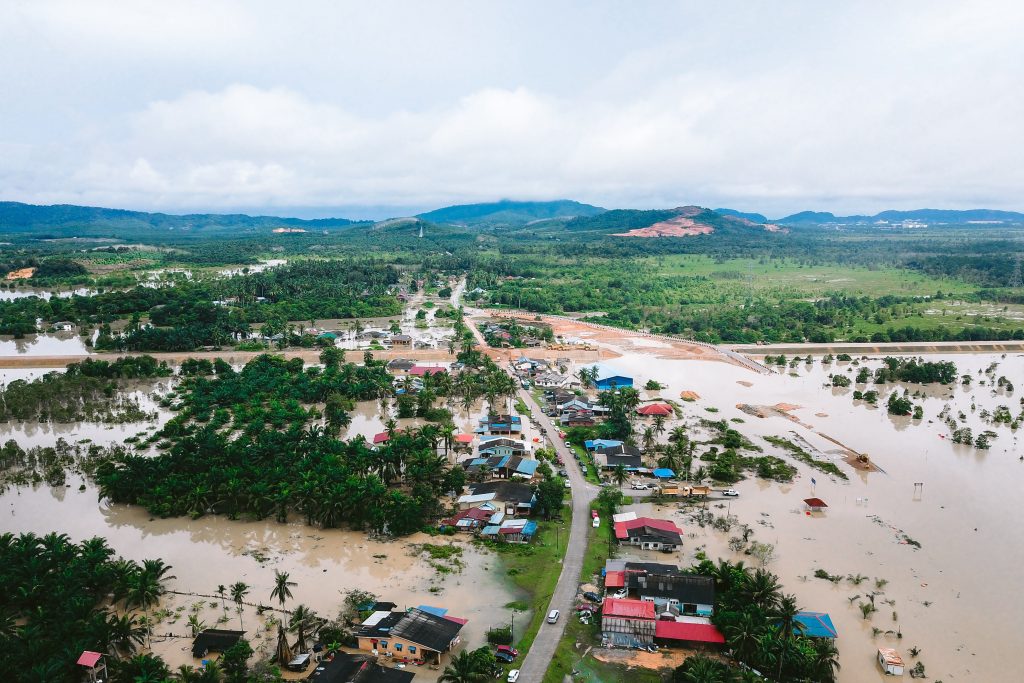 Photo by Pok Rie: https://www.pexels.com/photo/aerial-photo-of-flooded-village-14823608/

Peran Sensor Kelembaban Tanah