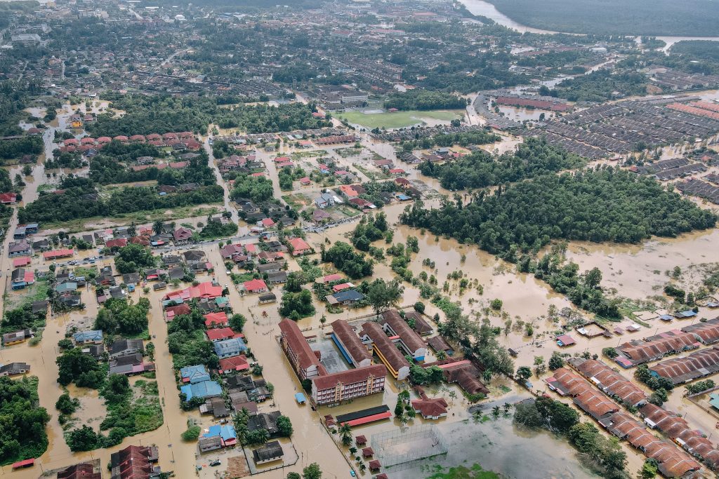Photo by Pok Rie: https://www.pexels.com/photo/flooded-town-with-residential-buildings-and-trees-6471926/

Cara Kerja Sensor Air