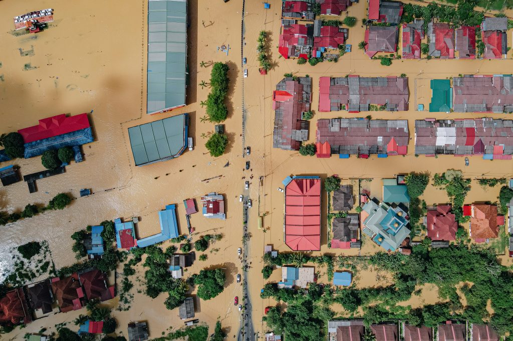 Photo by Pok Rie from Pexels: https://www.pexels.com/photo/flooded-small-village-with-residential-houses-6471927/

Pendahuluan