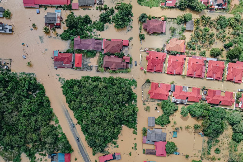 Photo by Pok Rie: https://www.pexels.com/photo/roofs-of-residential-houses-in-flooded-town-6471946/

Sensor Tekanan: Pemantauan Banjir Canggih