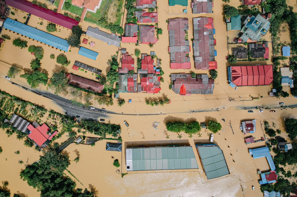 Photo by Pok Rie: https://www.pexels.com/photo/residential-houses-and-green-trees-in-flooded-village-6471969/

Kesimpulan