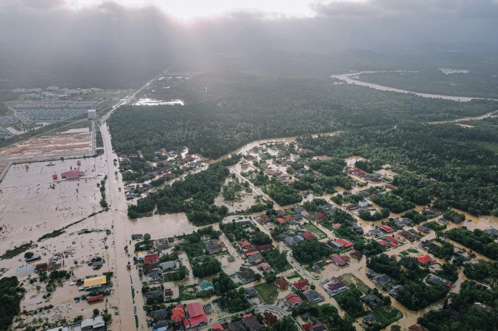 Photo by Pok Rie: https://www.pexels.com/photo/flooded-small-village-with-green-trees-6471970/

Sensor Cuaca Banjir: Canggih untuk Prediksi dan Penanggulangan