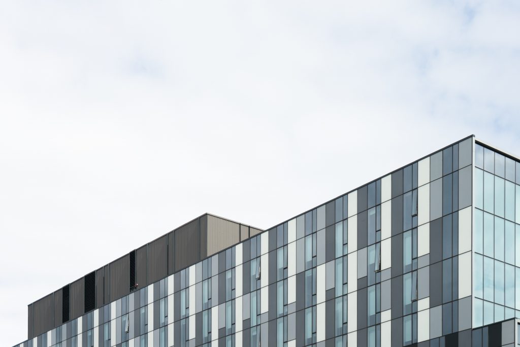 Photo by Scott Webb: https://www.pexels.com/photo/gray-and-white-high-rise-building-532568/

Masa Depan Gedung Lebih Hijau dengan Sensor Cahaya