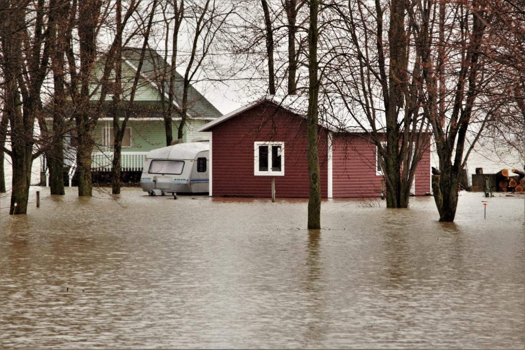 Photo by Serge Lavoie: https://www.pexels.com/photo/a-red-and-green-house-surrounded-with-water-11537987/

Peran Sensor dalam Memprediksi Banjir