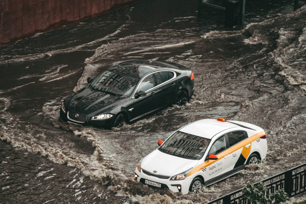 Photo by Sveta K: https://www.pexels.com/photo/two-cars-in-the-flooded-road-8568720/

Curah Hujan dan Ancaman Banjir
