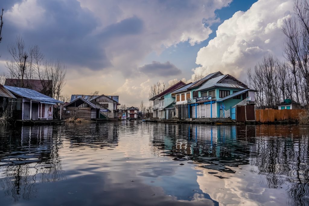 Photo by Syed Qaarif Andrabi: https://www.pexels.com/photo/blue-and-white-wooden-houses-beside-river-under-blue-and-white-cloudy-sky-10999526/

Pemantauan Daerah Rawan Banjir