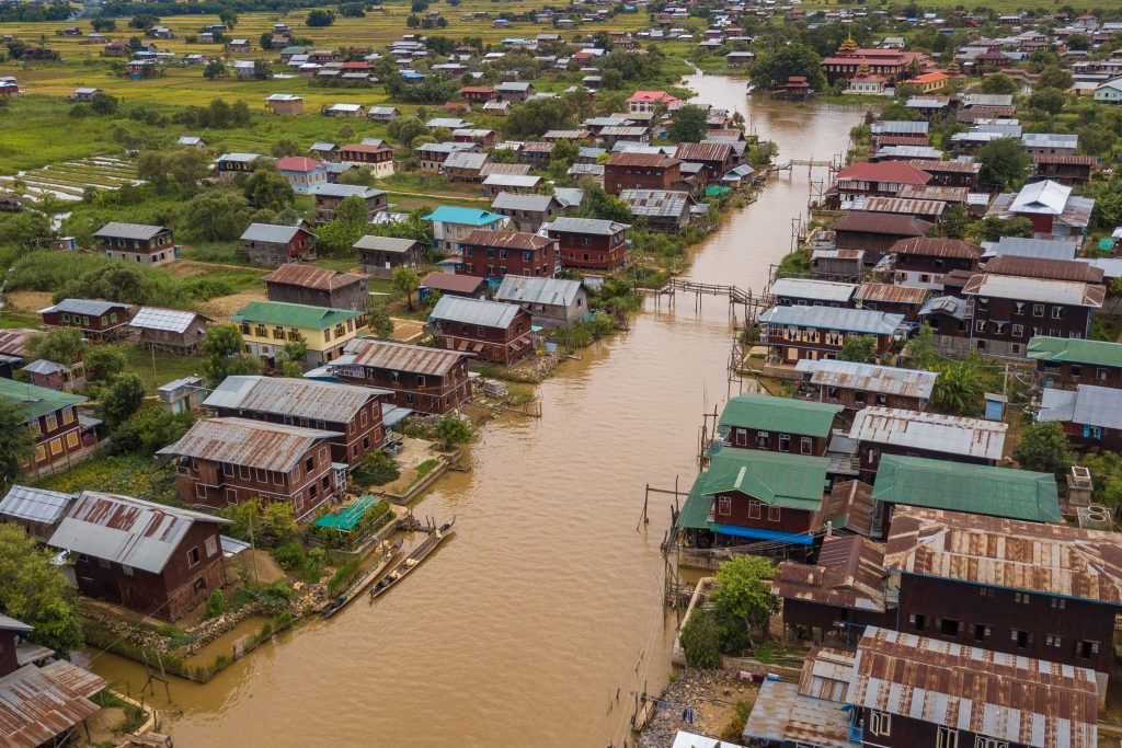 Photo by Tony  Wu : https://www.pexels.com/photo/aerial-view-of-a-flooded-residential-area-7564273/

Kesimpulan