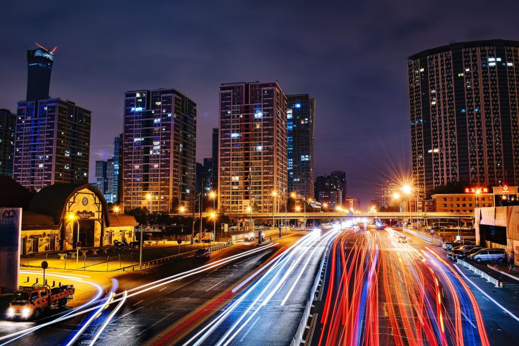 Photo by zhang kaiyv: https://www.pexels.com/photo/time-lapse-photography-of-city-road-at-nighttime-1168940/

Penggunaan Sensor untuk Mengoptimalkan Sinyal Lalu Lintas