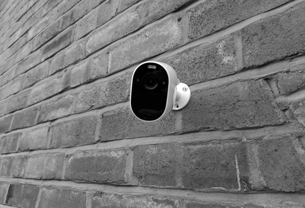 Sensor Deteksi Gerakan
Foto oleh Free Stock: https://www.pexels.com/id-id/foto/hitam-dan-putih-kamera-keamanan-dinding-bata-7463021/