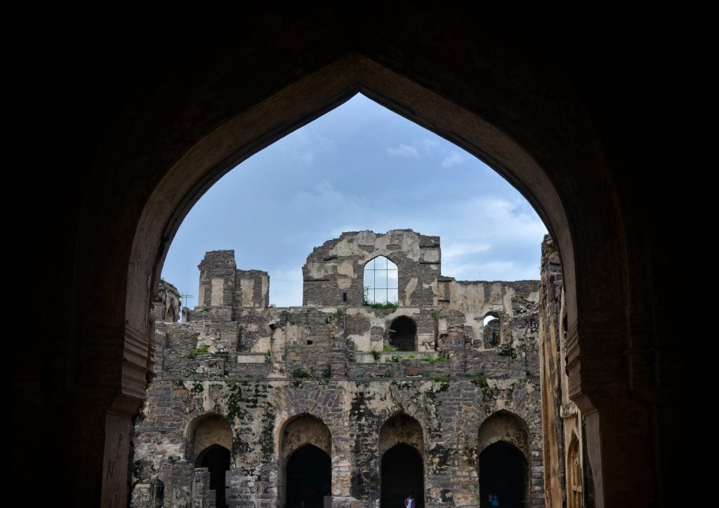 Sensor IoT dalam Pelestarian Sejarah dan Tradisi Budaya
Foto oleh Jansher Chakkittammal: https://www.pexels.com/id-id/foto/kota-tengara-bangunan-tembok-18499087/