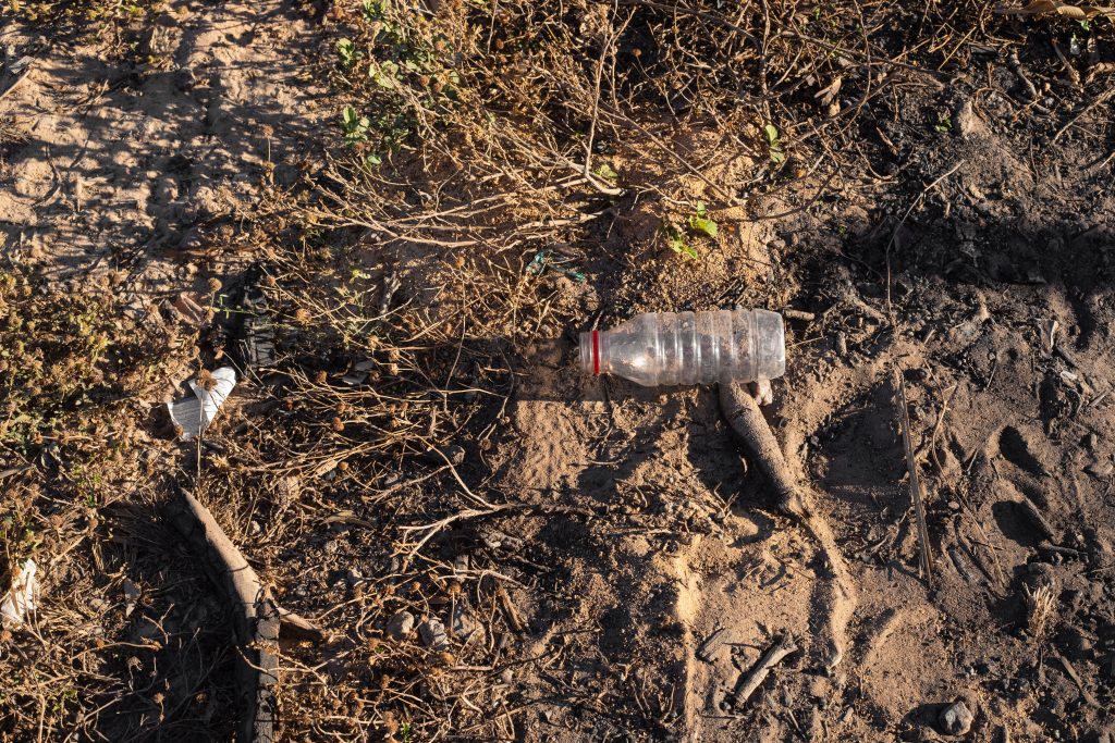 Pengaruh Sensor Limbah pada Dinas Lingkungan Hidup
Foto oleh Kaique Lopes: https://www.pexels.com/id-id/foto/kotor-tanah-sampah-botol-plastik-9304199/