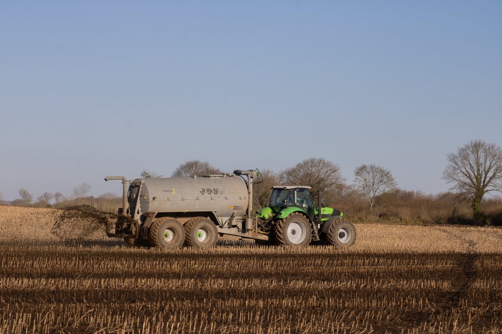 Precise Fertilization
Foto oleh Mirko Fabian: https://www.pexels.com/id-id/foto/bidang-pertanian-tanah-pertanian-traktor-11996941/