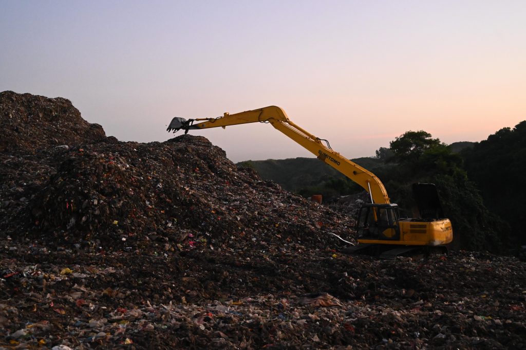 Optimizing Waste Management
Foto oleh Mumtahina Tanni: https://www.pexels.com/id-id/foto/excavator-bekerja-di-tempat-pembuangan-akhir-3230538/