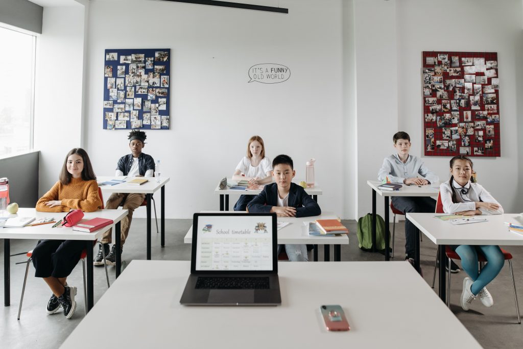 Student Attendance Sensors: Enhancing Discipline and Efficiency
Foto oleh Pavel Danilyuk: https://www.pexels.com/id-id/foto/laptop-duduk-sekolah-muda-8423018/