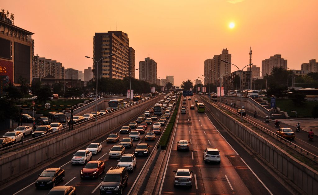 Pemantauan Jalan Raya dan Lalu Lintas
Foto oleh Pixabay: https://www.pexels.com/id-id/foto/kendaraan-di-jalan-pada-golden-hour-210182/