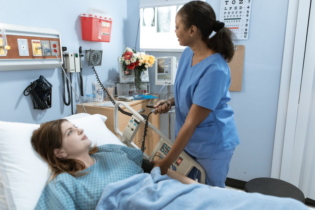 Pemantauan Pasien yang Lebih Akurat dan Real-Time
Foto oleh RDNE Stock project: https://www.pexels.com/id-id/foto/wanita-dengan-setelan-scrub-biru-memegang-tempat-tidur-rumah-sakit-putih-dan-abu-abu-6129676/