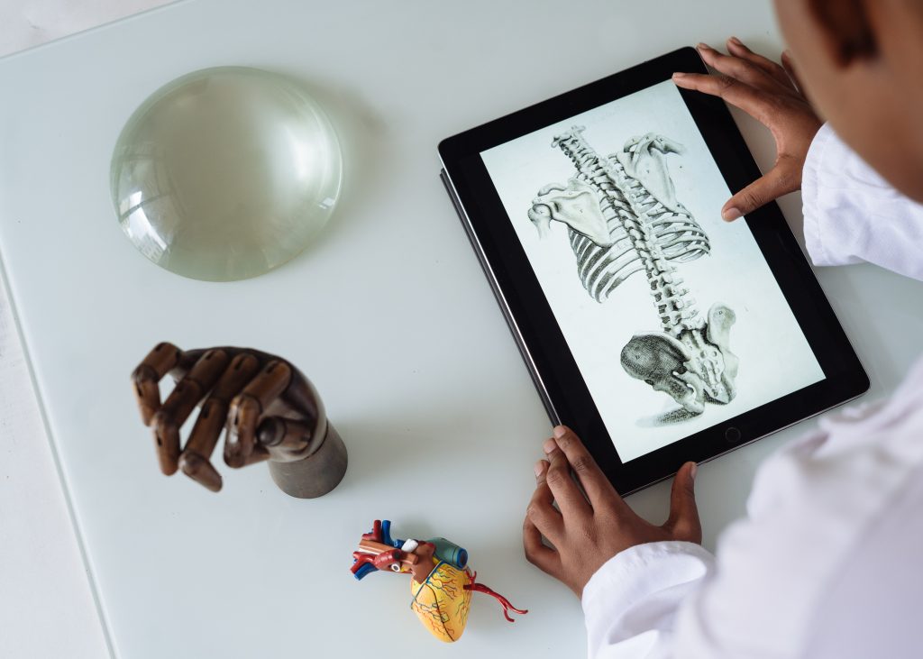 II. Teknologi Deteksi Pintar: Meningkatkan Perlindungan
Foto oleh RF._.studio: https://www.pexels.com/id-id/foto/ilmuwan-afrika-amerika-yang-tidak-dapat-dikenali-sedang-mempelajari-anatomi-dengan-tablet-3825539/