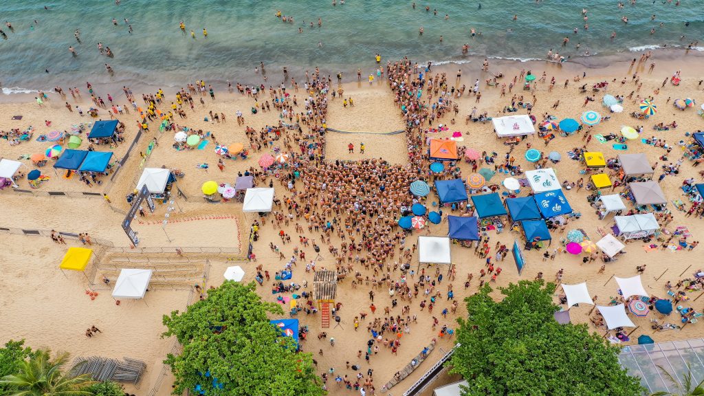 Mengoptimalkan Pariwisata dengan Sensor Kepadatan Wisatawan
Foto oleh sergio  souza: https://www.pexels.com/id-id/foto/orang-orang-di-beach-watching-beach-volleyball-3772411/