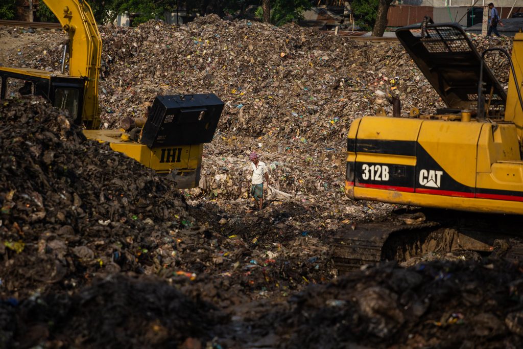 Waste Sensors: How They Operate
Foto oleh Shardar Tarikul Islam: https://www.pexels.com/id-id/foto/orang-kedudukan-penggali-polusi-9090142/