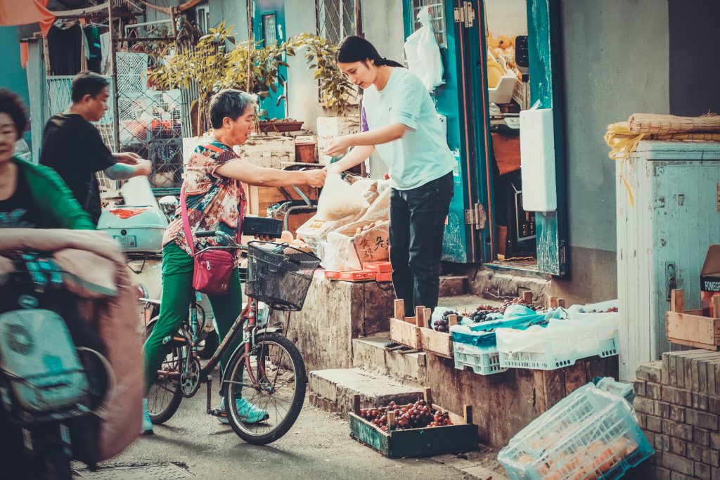 Pemantauan Pasar Lokal
Foto oleh zhang kaiyv: https://www.pexels.com/id-id/foto/orang-yang-mengendarai-sepeda-hitam-3053838/