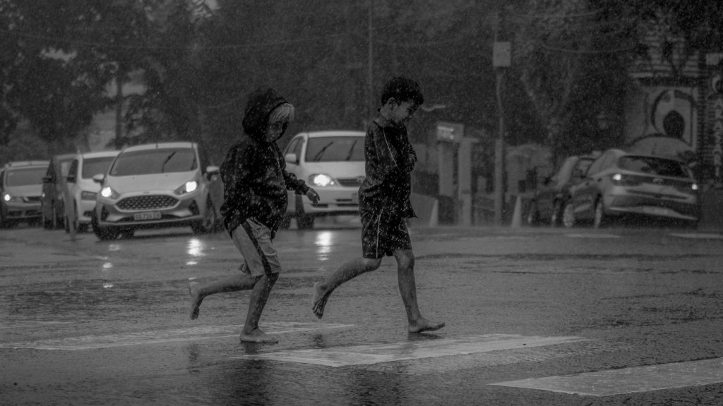 Cara Kerja Sensor Curah Hujan
Foto oleh Alex Umbelino: https://www.pexels.com/id-id/foto/hitam-dan-putih-mobil-jalan-berjalan-18926716/